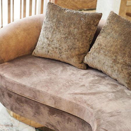 Hermann Hotel Pattaya - Sha Extra Plus מראה חיצוני תמונה A sofa upholstered in velvet