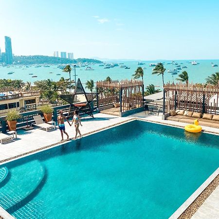 Hermann Hotel Pattaya - Sha Extra Plus מראה חיצוני תמונה The rooftop pool at the hotel
