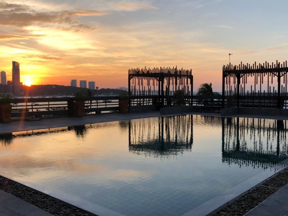 Hermann Hotel Pattaya - Sha Extra Plus מראה חיצוני תמונה Sunset at the rooftop pool