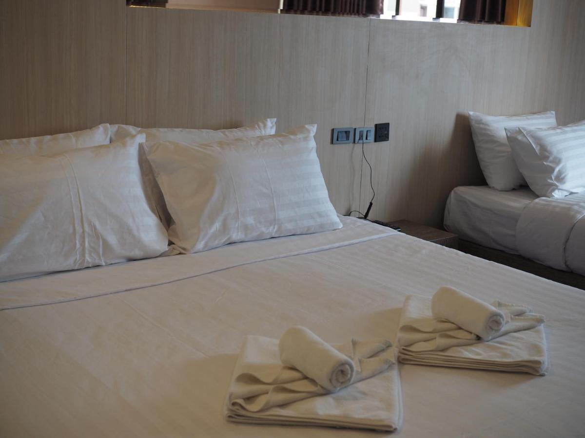 Hermann Hotel Pattaya - Sha Extra Plus מראה חיצוני תמונה A bed with pillows and a duvet