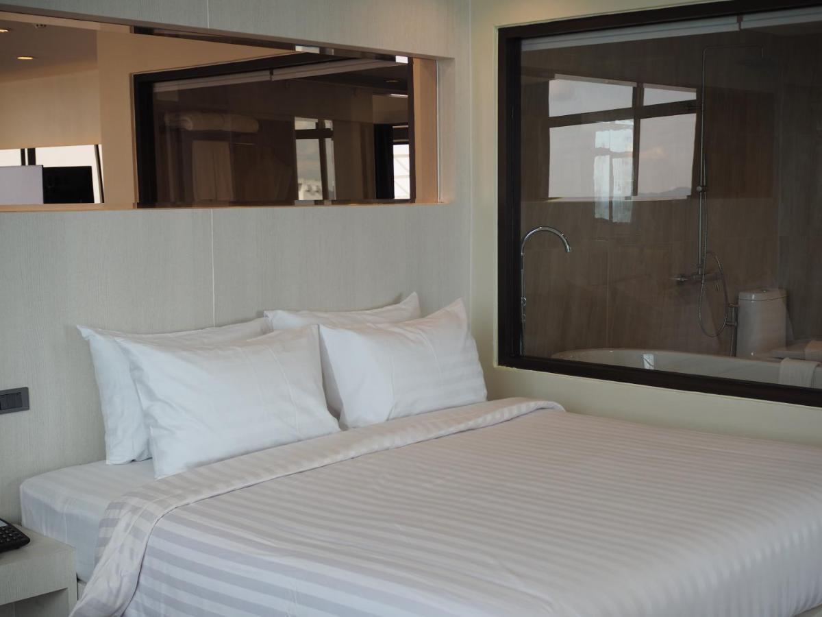Hermann Hotel Pattaya - Sha Extra Plus מראה חיצוני תמונה A bedroom in a hotel
