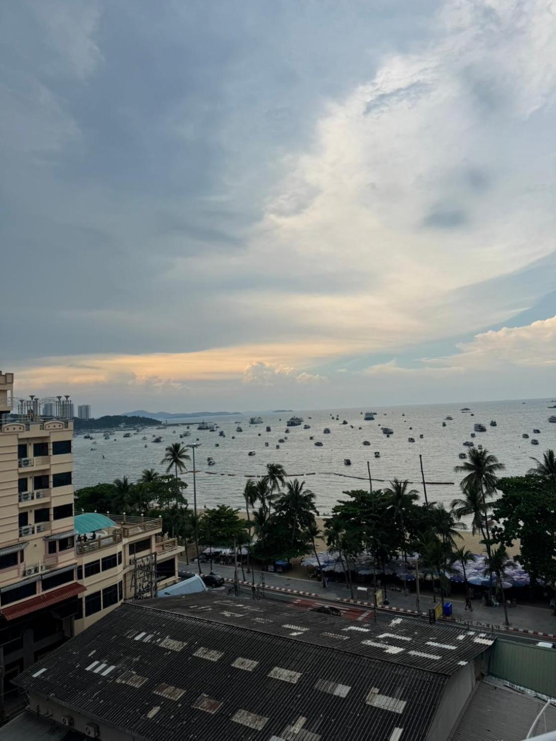 Hermann Hotel Pattaya - Sha Extra Plus מראה חיצוני תמונה View of Pattaya Bay
