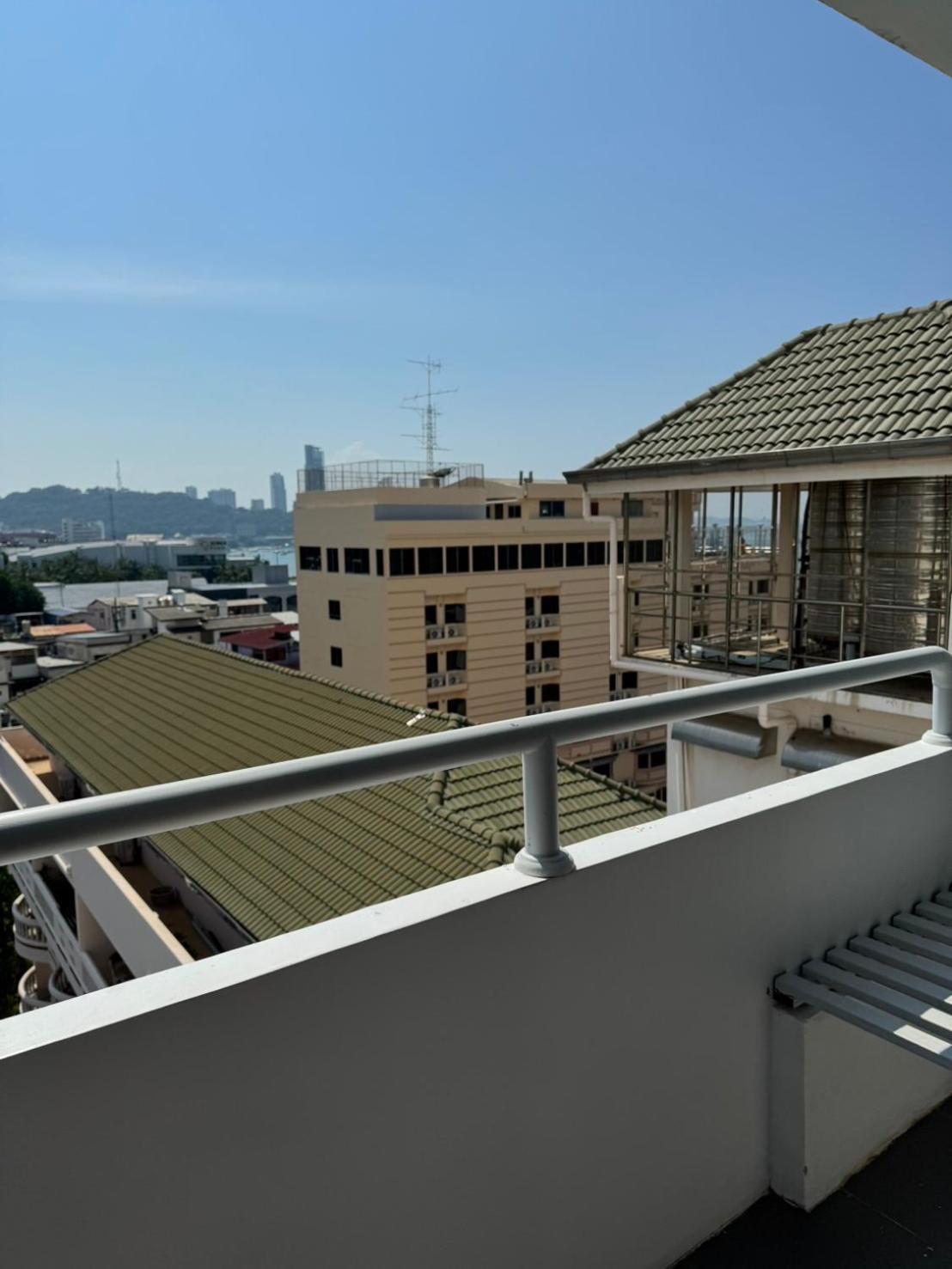 Hermann Hotel Pattaya - Sha Extra Plus מראה חיצוני תמונה A view of the city from the rooftop of the hotel