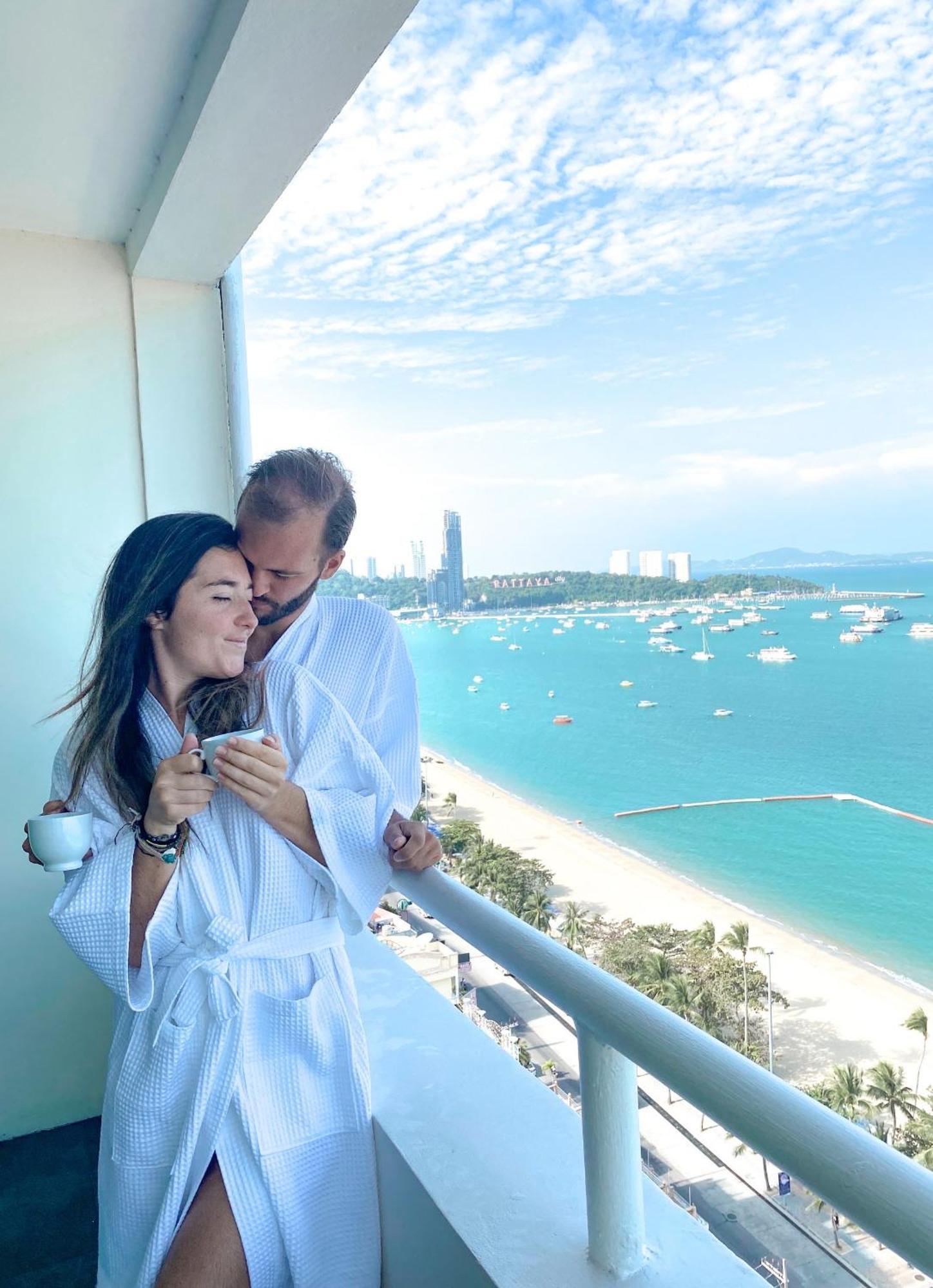 Hermann Hotel Pattaya - Sha Extra Plus מראה חיצוני תמונה A couple in Pattaya