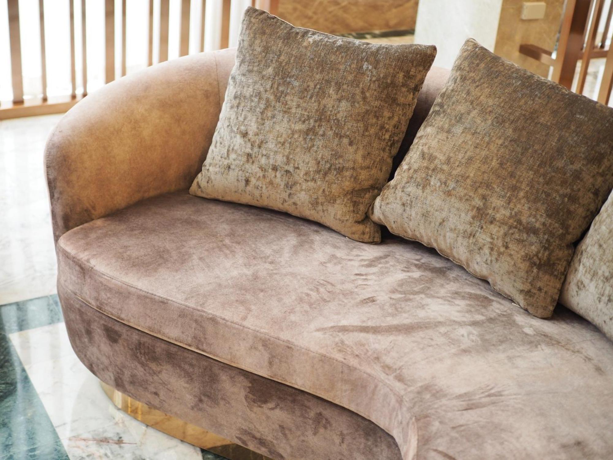Hermann Hotel Pattaya - Sha Extra Plus מראה חיצוני תמונה A sofa upholstered in velvet