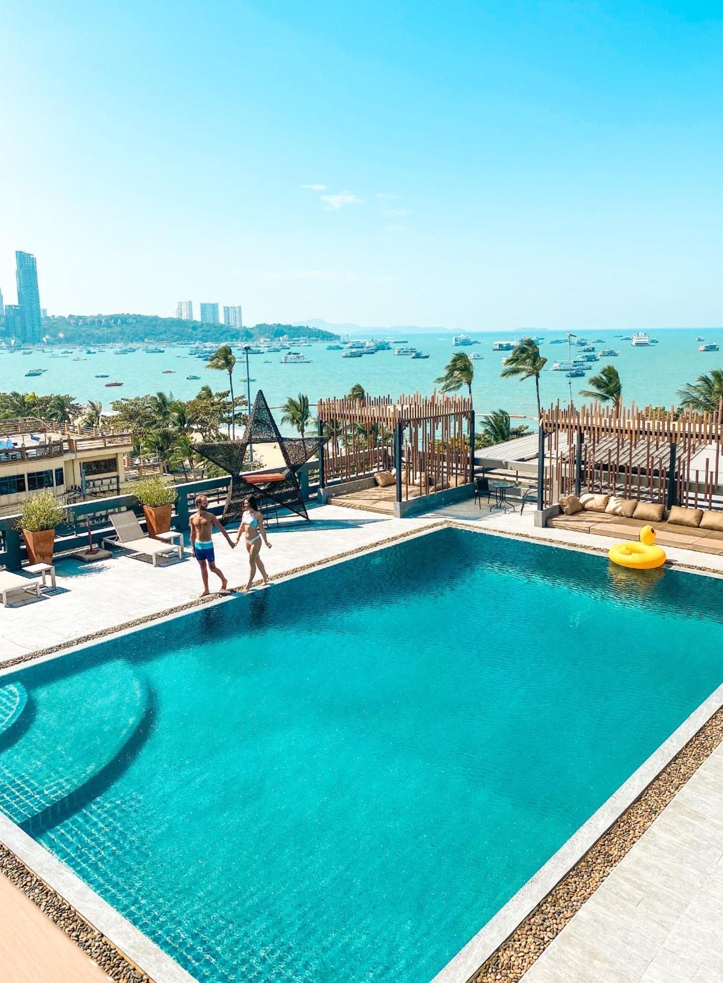 Hermann Hotel Pattaya - Sha Extra Plus מראה חיצוני תמונה The rooftop pool at the hotel