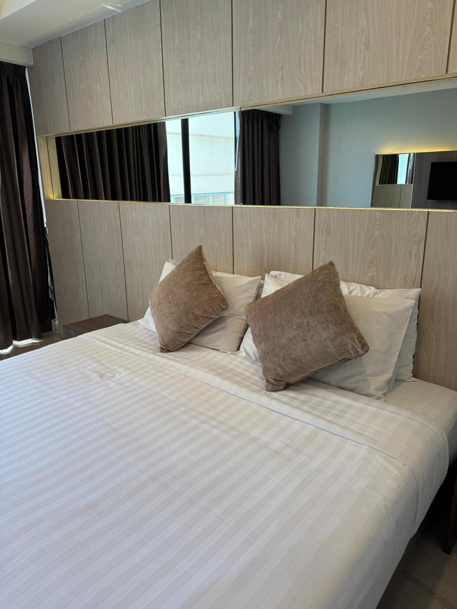 Hermann Hotel Pattaya - Sha Extra Plus מראה חיצוני תמונה A bed with two cushions