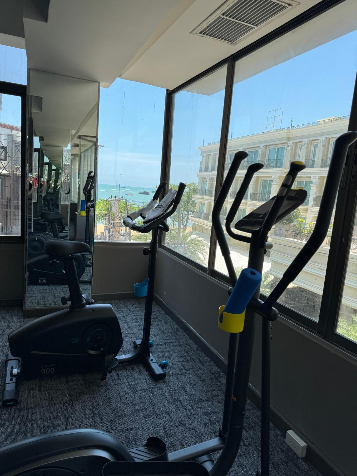 Hermann Hotel Pattaya - Sha Extra Plus מראה חיצוני תמונה The gym at the hotel
