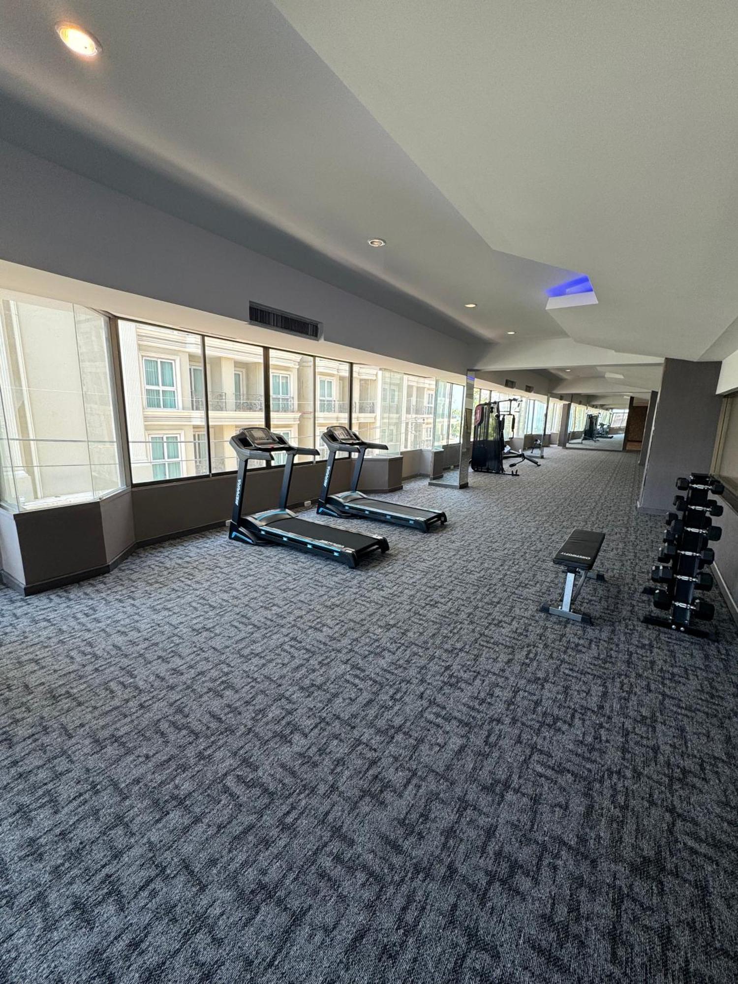 Hermann Hotel Pattaya - Sha Extra Plus מראה חיצוני תמונה The gym at the hotel