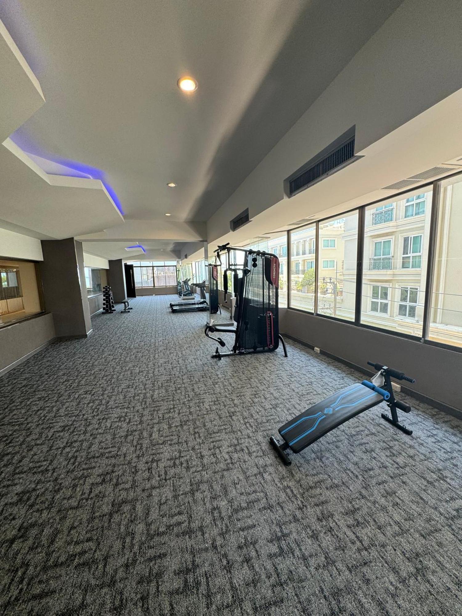 Hermann Hotel Pattaya - Sha Extra Plus מראה חיצוני תמונה The gym at the hotel