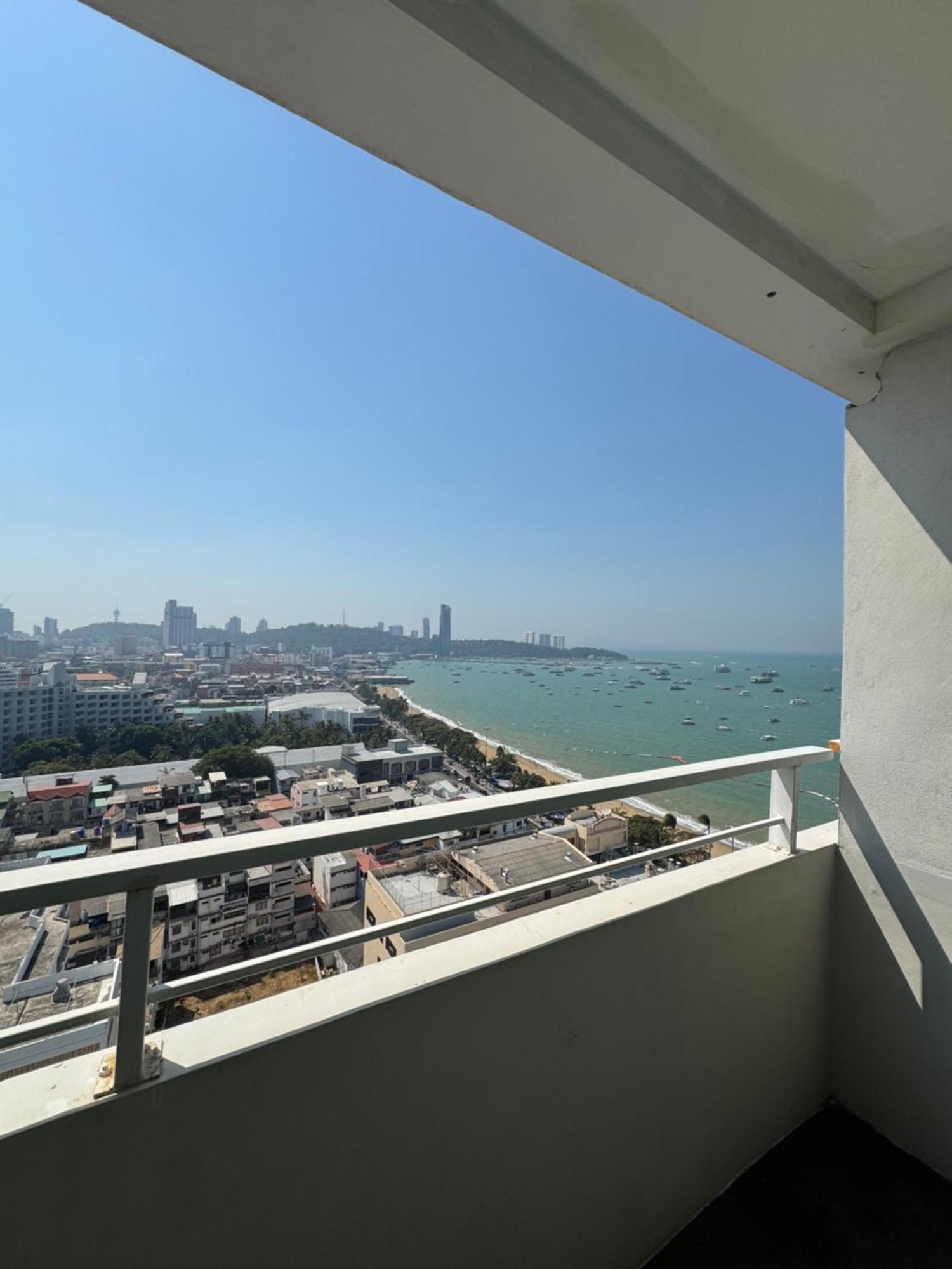 Hermann Hotel Pattaya - Sha Extra Plus מראה חיצוני תמונה View of Pattaya from a condominium
