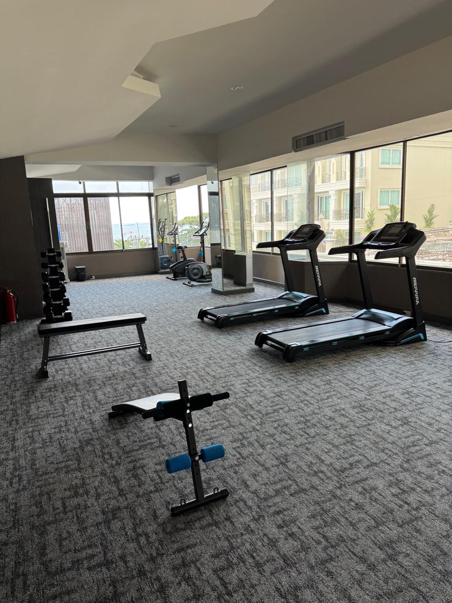 Hermann Hotel Pattaya - Sha Extra Plus מראה חיצוני תמונה The gym at the hotel