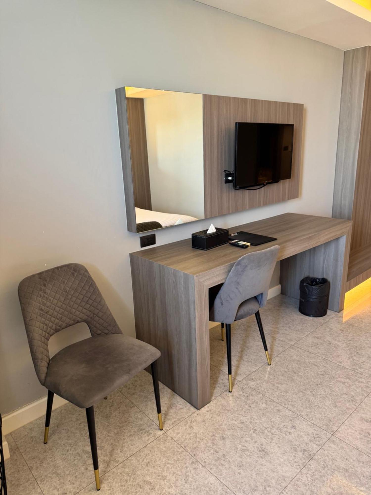 Hermann Hotel Pattaya - Sha Extra Plus מראה חיצוני תמונה A hotel room with a television