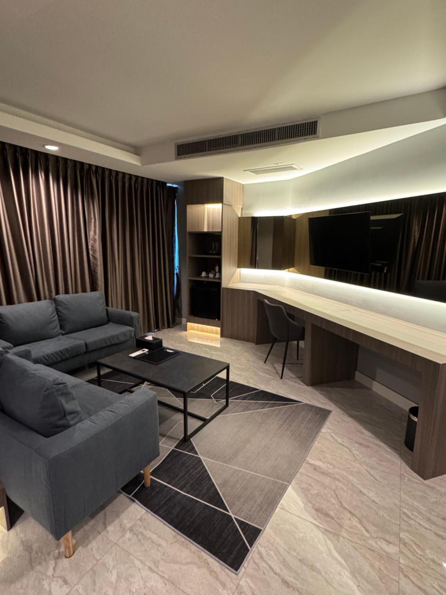 Hermann Hotel Pattaya - Sha Extra Plus מראה חיצוני תמונה A living room in a condominium